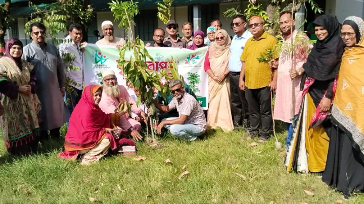 ফুলবাড়ী ৮৮ ফাউন্ডেশনের উদ্যোগে বৃক্ষরোপন ও আলোচনা সভা অনুষ্ঠিত